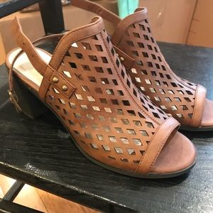 Sandals with block heal